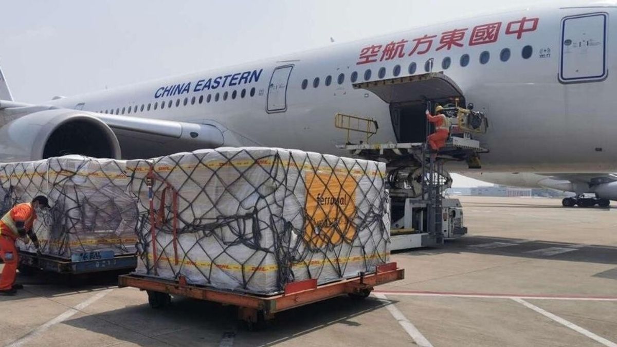 Aterriza un avión de China con 620.000 mascarillas compradas con el fondo promovido por Ferrovial