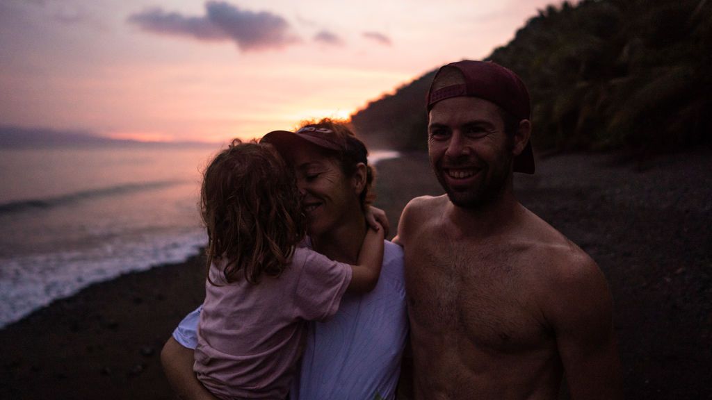 Dos atletas españoles y su hija, confinados en una playa salvaje de Costa Rica: “Tenemos cocodrilos a 100 metros”