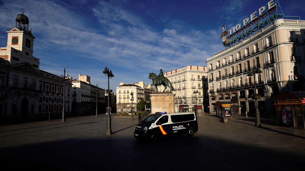 Un vehículo de la Policía Nacional en la Puerta del Sol, Madrid