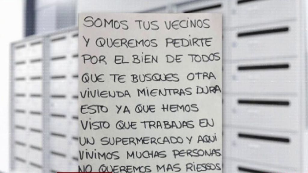 Piden a una cajera de supermercado que se vaya de su edificio