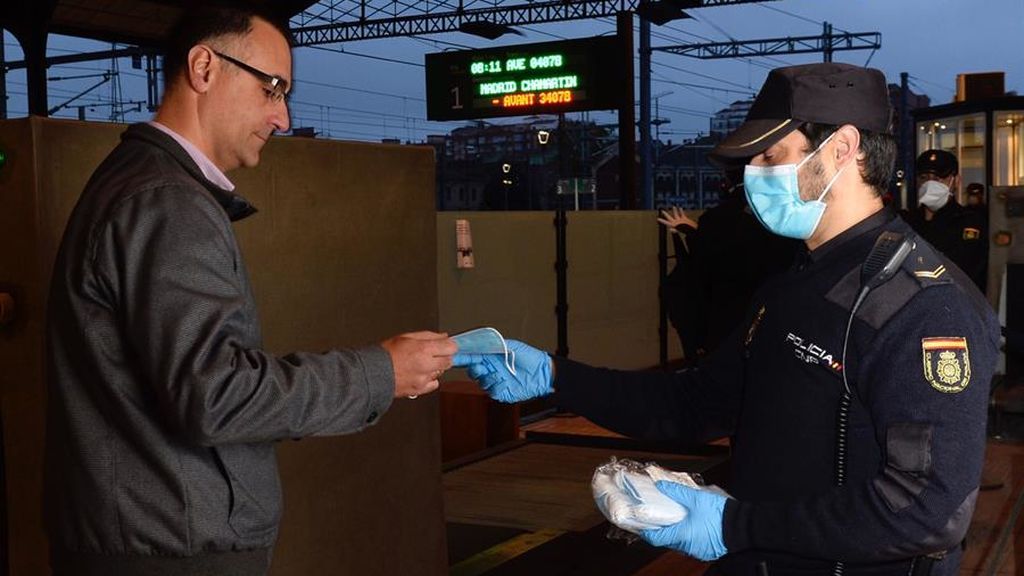 Reparto de mascarillas en los lugares de transporte público