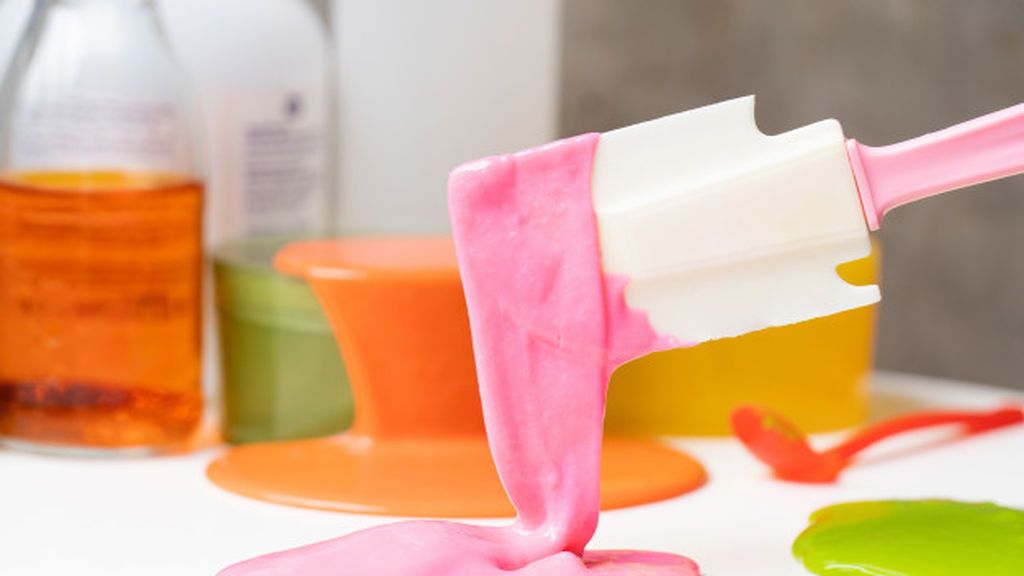 Estará bien que los niños hagan experimentos caseros.