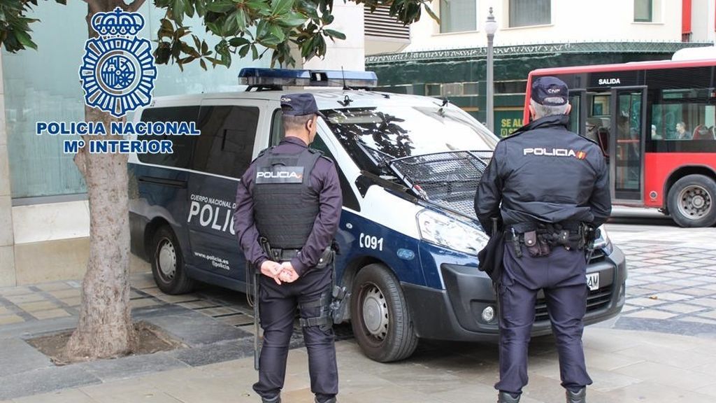 Vecinos de la mujer arrojada por una ventana en Valladolid pusieron en la calle colchones para intentar salvarla Vecinos de la mujer arrojada por una ventana en Valladolid pusieron en la calle colchones para intentar salvarla