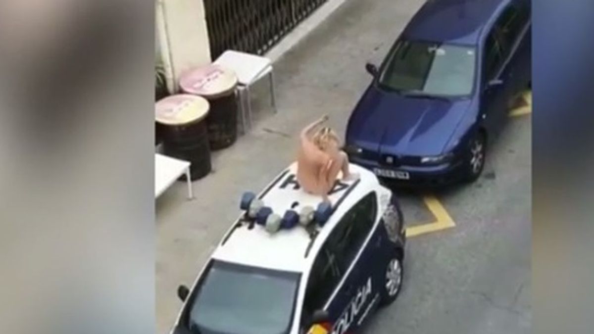 Una mujer sin ropa se sube a un coche de policía tras saltarse la cuarentena