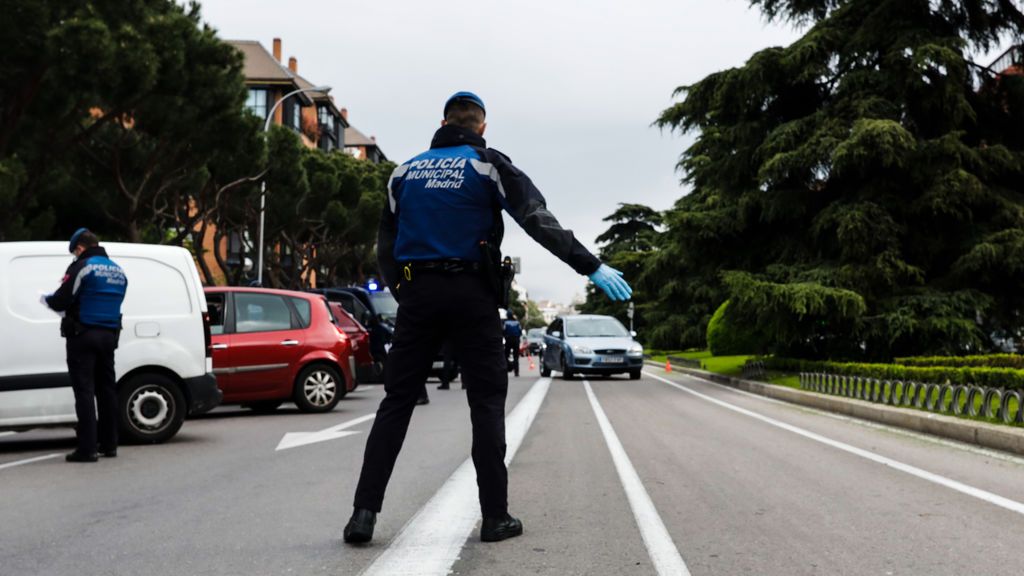 Detenido en Madrid un hombre que intentó atropellar a un agente y circulaba sin carnet y sin seguro Detenido en Madrid un hombre que intentó atropellar a un agente y circulaba sin carnet y sin seguro
