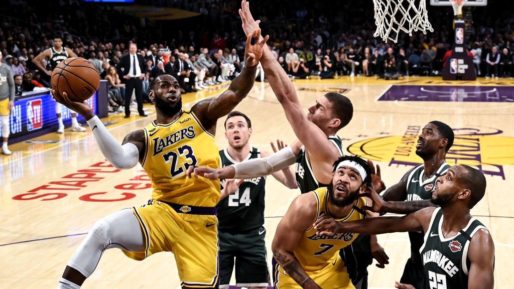 Lebron James jugando con los LA Lakers