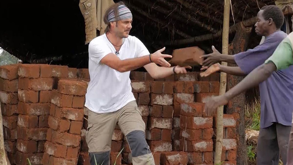 Comienza la fabricación de ladrillos y la construcción de las paredes de la escuela, en ‘Mzungu’