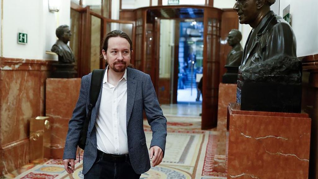 Iglesias defiende la República y critica que el rey aparezca con "uniforme militar" Iglesias defiende la República y critica que el rey aparezca con "uniforme militar"