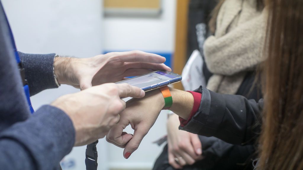 Las pulseras de los festivales de música podrían controlar a la población tras el confinamiento Las pulseras de los festivales de música podrían controlar a la población tras el confinamiento