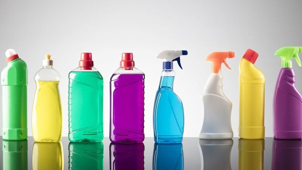 Aumentan durante la pandemia las intoxicaciones en los hogares por mezclar productos de limpieza Aumentan durante la pandemia las intoxicaciones en los hogares por mezclar productos de limpieza