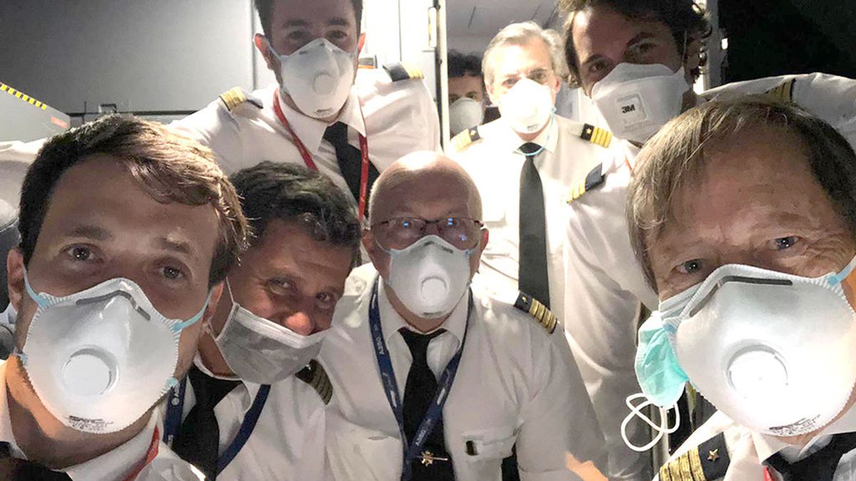 Un piloto de Iberia que trae mascarillas desde China: "Ha sido el vuelo más raro y más especial en mis 64 años"