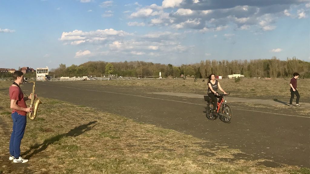Saxofonista ensayando en Tempelhof