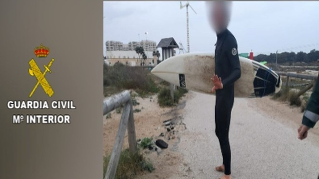 Un surfista y un bañista sancionados por saltarse el confinamiento en Guardamar del Segura Un surfista y un bañista sancionados por saltarse el confinamiento en Guardamar del Segura