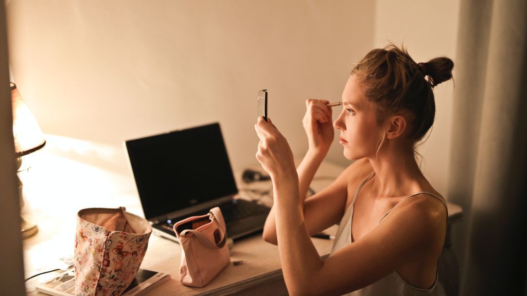 Natural y con buena cara: trucos de maquillaje para una videollamada