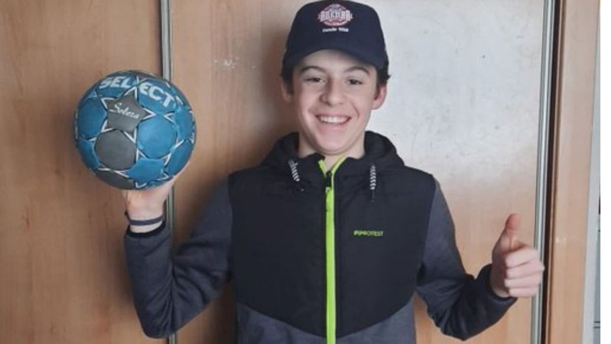 Un niño pierde un balón de balonmano mientras ayuda a sus abuelos y el Ademar León le manda uno gracias a un cartel en el ascensor: “Subidón de energía” Un niño pierde un balón de balonmano mientras ayuda a sus abuelos y el Ademar León le manda uno gracias a un cartel en el ascensor: “Subidón de energía”