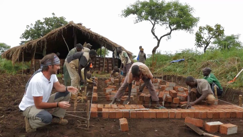 Comienza la fabricación de ladrillos y la construcción de las paredes de la escuela, en  ‘Mzungu: Operación Congo’