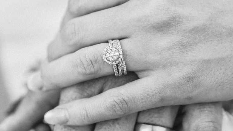 Anillos de compromiso: dónde se pone y otras dudas comunes - Divinity