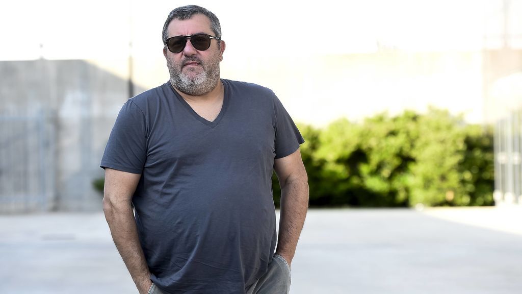 Mino Raiola, representante de futbolistas, paseando