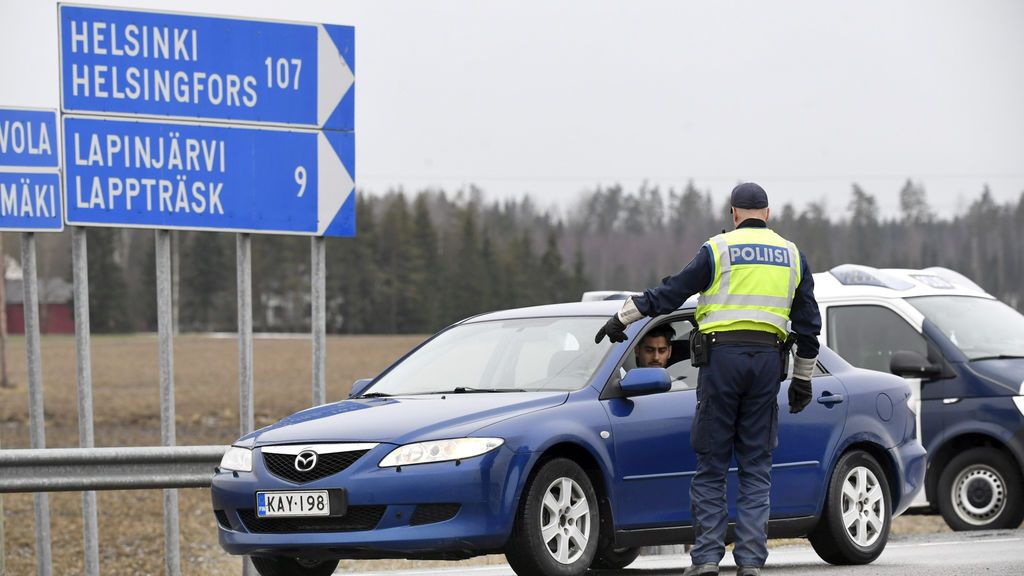 Policía finlandesa dirigiendo el tráfico este miércoles