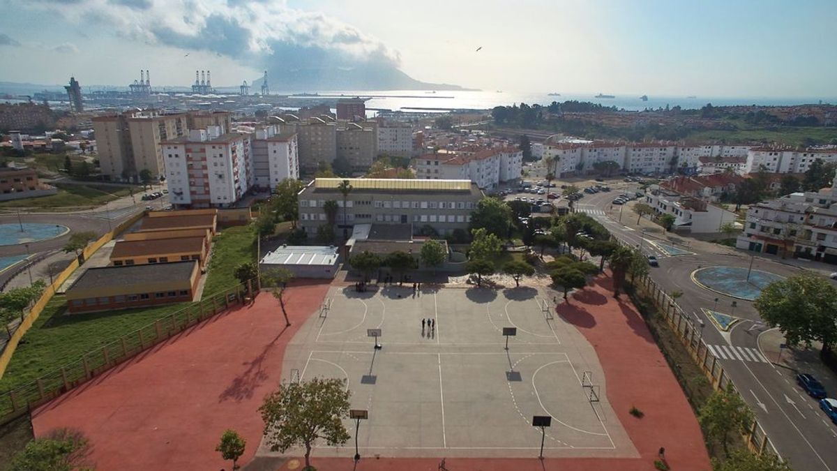 Estudiando en el móvil: sólo 25 de los 400 alumnos de un instituto de Algeciras disponen de ordenador