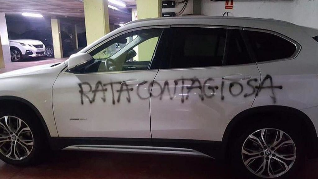 "Rata contagiosa", la pintada en el coche de una doctora de Barcelona