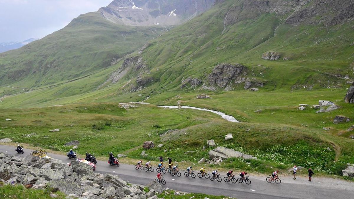 Los ciclistas pasando por el St Jean de Maurienne.