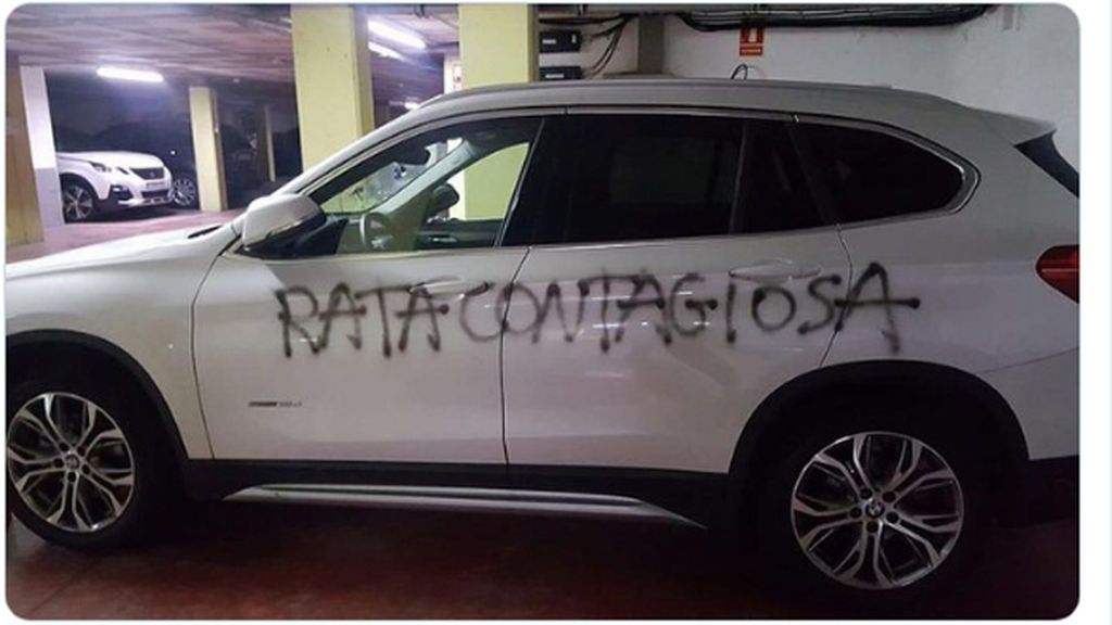 Una médica de Barcelona encuentra este mensaje en su coche aparacado en el garaje comunitario