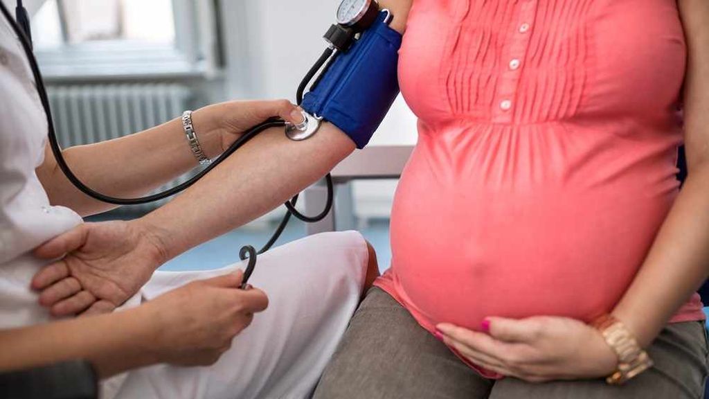 La preeclampsia está relacionada con una presión arterial alta.