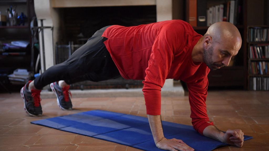 persona realizando ejercicio de plancha para abdominales