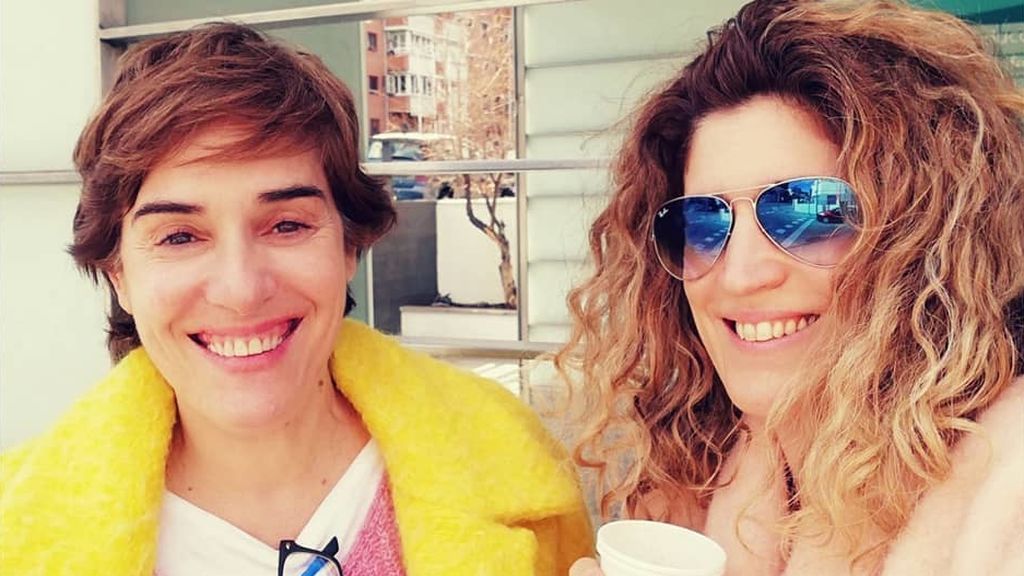 Anabel Alonso besa la tripa de su novia poco antes de ser madres: "Esperándote"