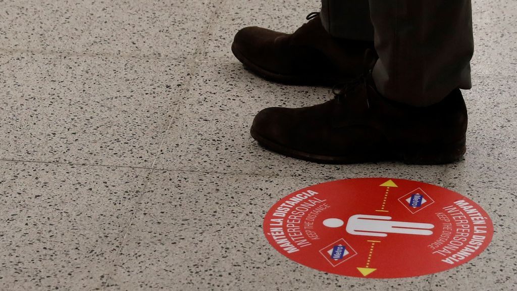 Pegatinas en el suelo del metro de Madrid