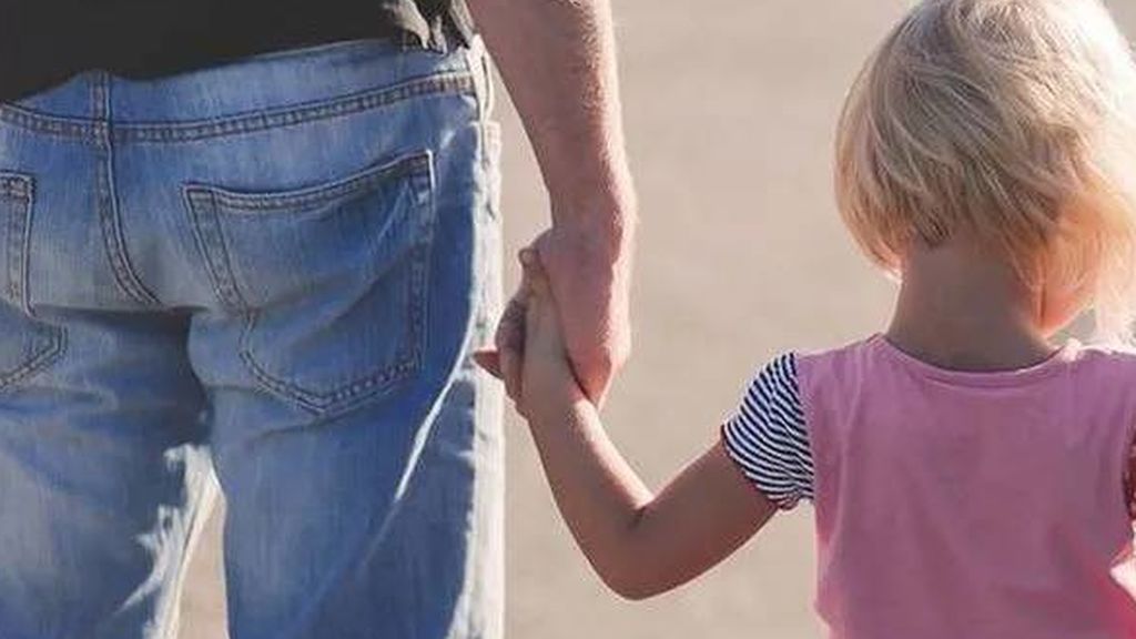 Un juez retira el régimen de visitas a un médico que no podrá ver a su hija durante el estado de alarma Un juez retira el régimen de visitas a un médico que no podrá ver a su hija durante el estado de alarma