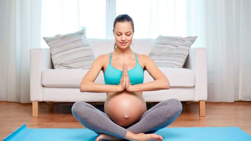 Antes del parto, lo mejor es que te relajes haciendo yoga.