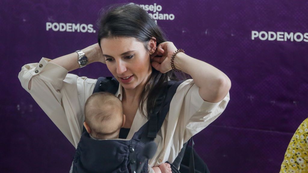 La ministra Irene Montero con su hija La ministra Irene Montero con su hija