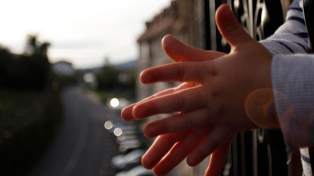 Las manos de un niño durante el aplauso a los sanitarios