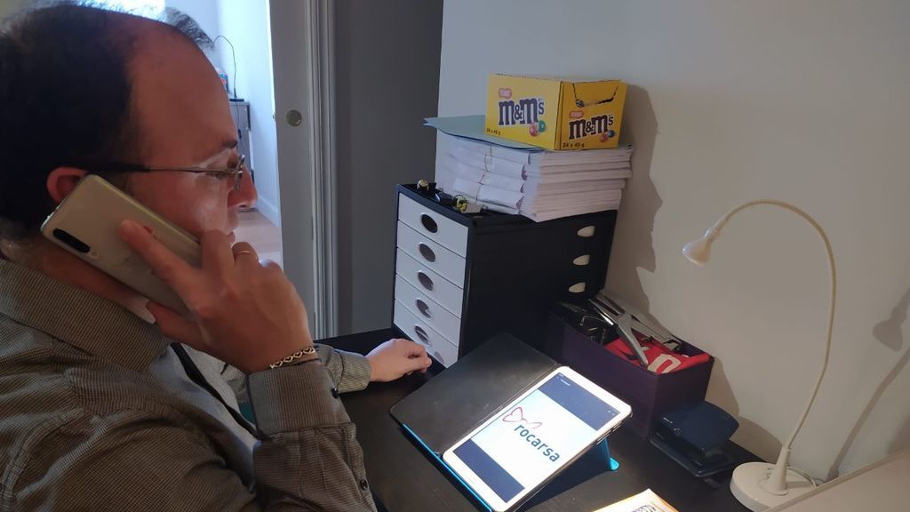 Lorenzo González, atendiendo a sus clientes desde su casa.