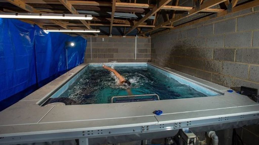 Alistair Brownlee nadando en su piscina casera