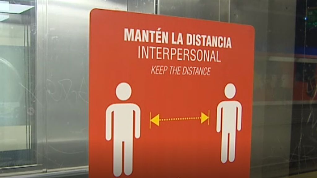 Metro de Madrid instala señalizaciones para asegurar la distancia social entre los pasajeros