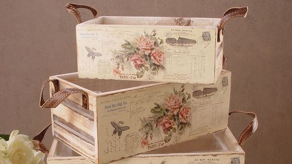 Caja decorada con decoupage.