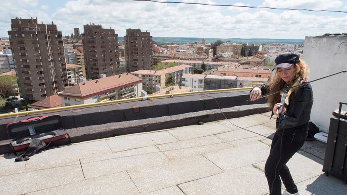 Daniela, la violinista en el tejado de Huesca que toca para aliviar su ansiedad y la de sus vecinos
