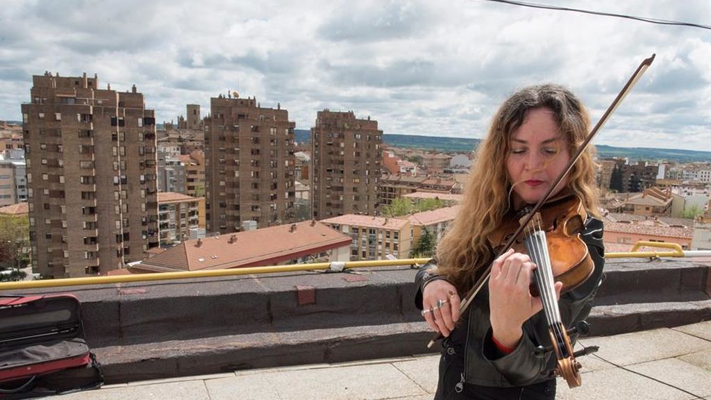 Daniela, la violinista en el tejado en Huesca