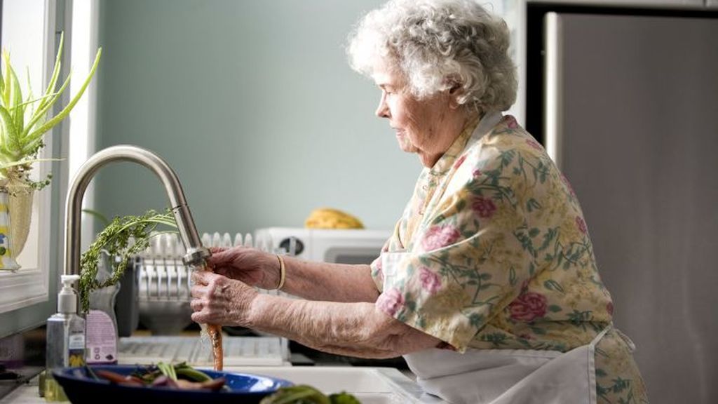 Sanidad admite que confinar a los mayores hasta verano está sobre la mesa Sanidad admite que confinar a los mayores hasta verano está sobre la mesa