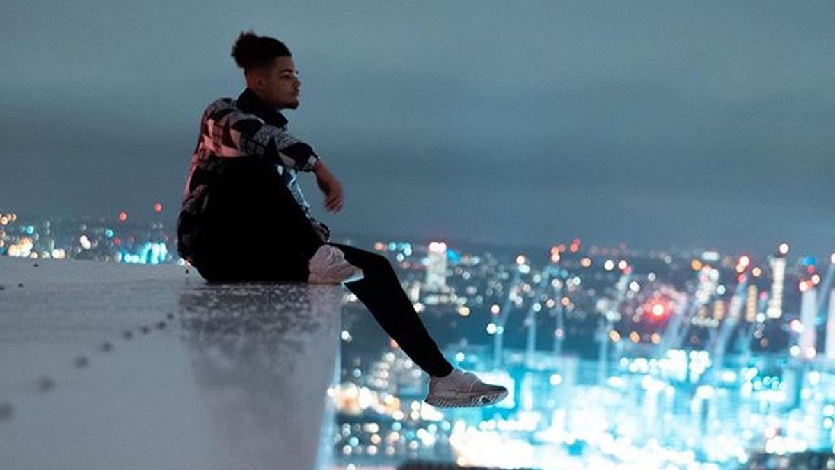 Un adolescente se juega la vida haciendo 'parkour' en el tejado de su edificio durante el estado de alarma Un adolescente se juega la vida haciendo 'parkour' en el tejado de su edificio durante el estado de alarma