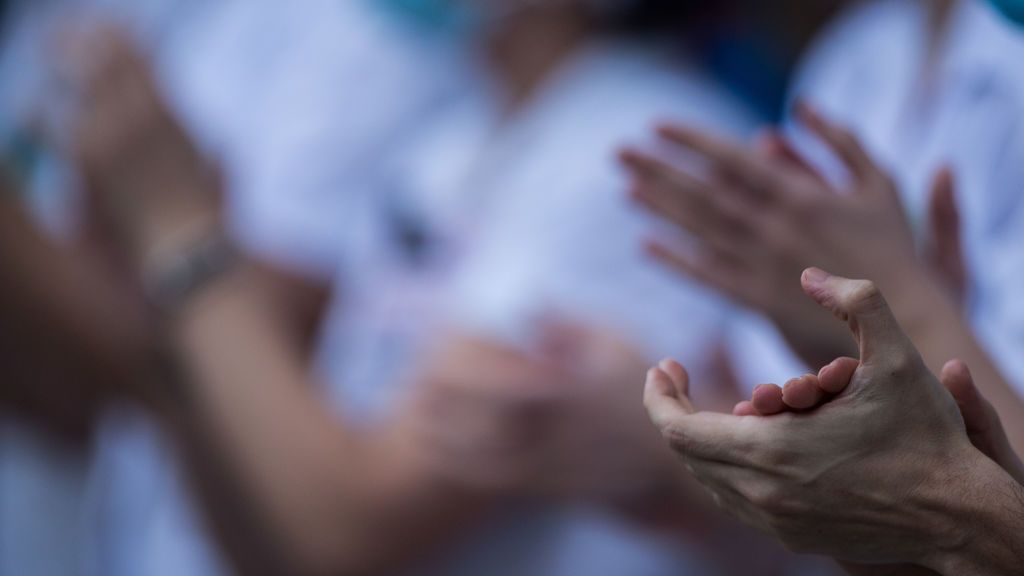 Aplauso de homenaje a los sanitarios en la Fundación Jiménez Díaz Aplauso de homenaje a los sanitarios en la Fundación Jiménez Díaz