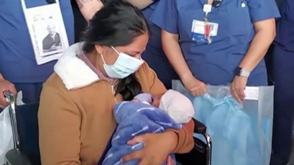 Una madre conoce a su bebé tras superar el coronavirus