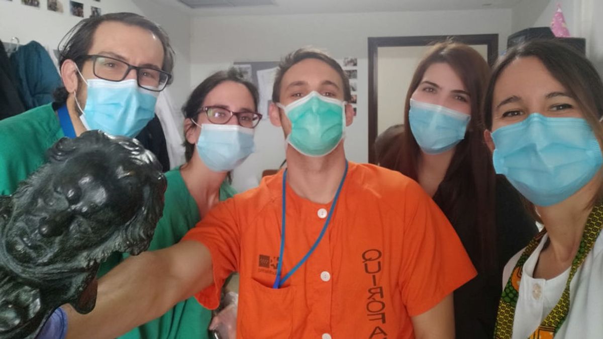 Un Goya en el hospital: la directora Isabel de Ocampo entrega su estatuilla a su vecina sanitaria