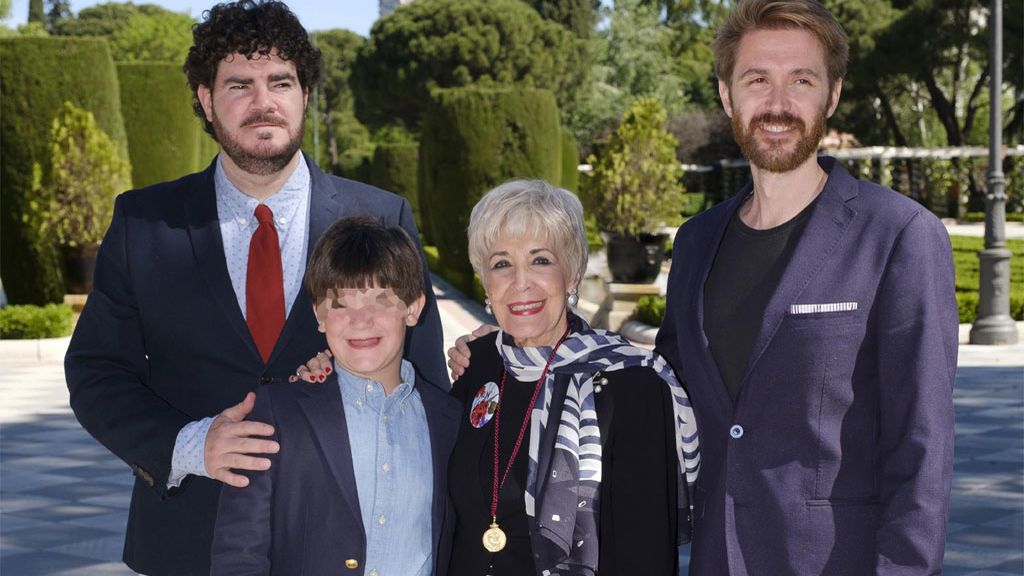 Concha Velasco con sus hijos, Paco y Manuel, y su nieto Samuel