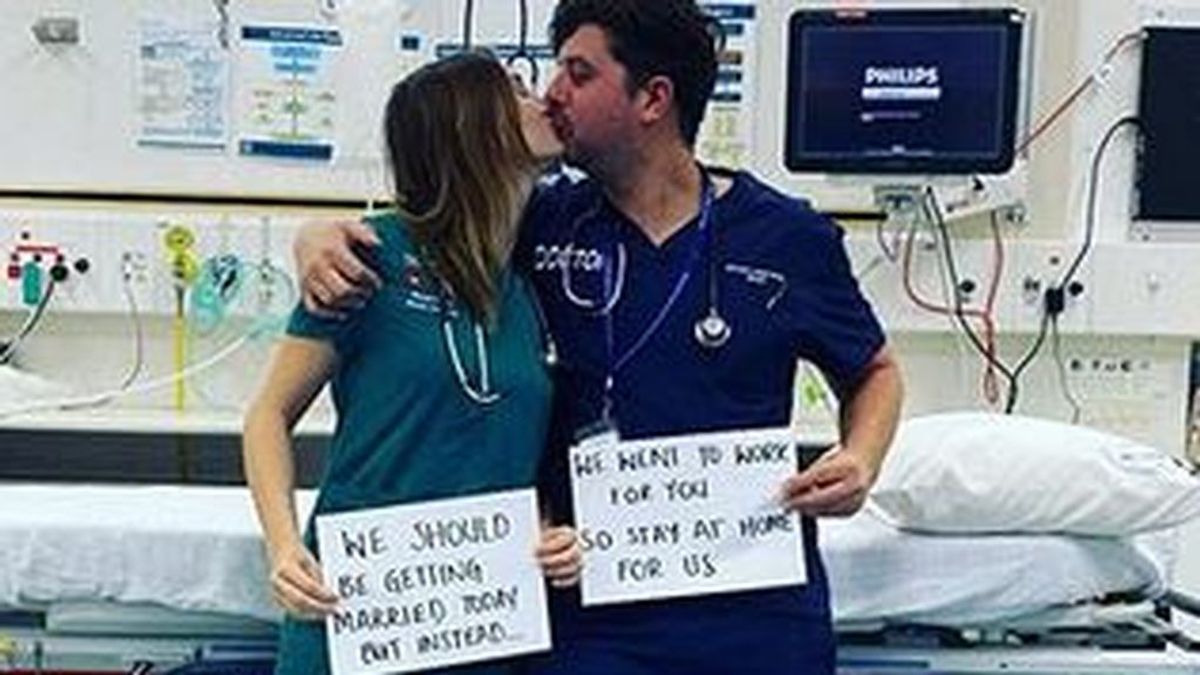 Una pareja de médicos pasa el día de su boda luchando contra el coronavirus