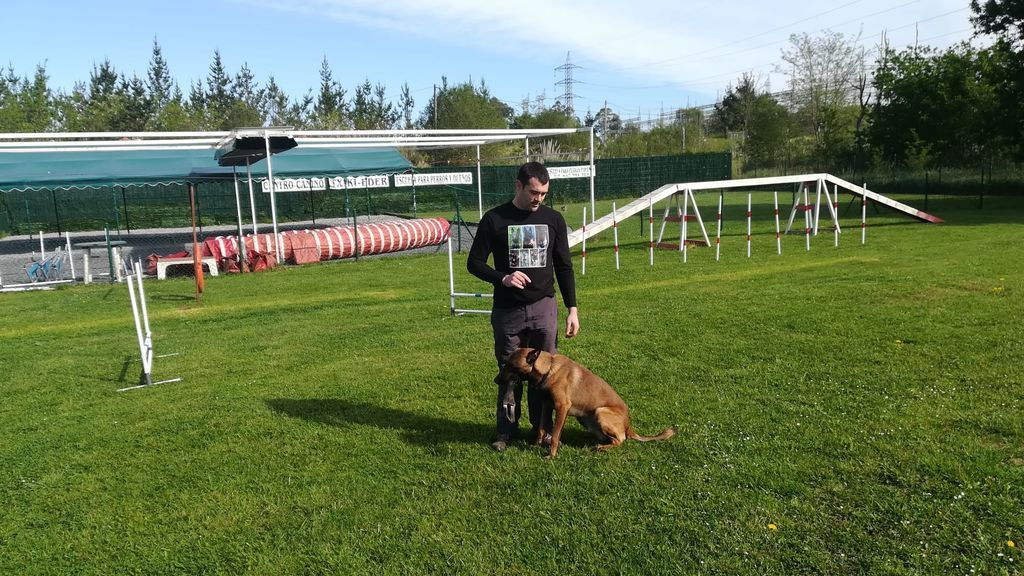 Jonathan López con su perro Kaiser.