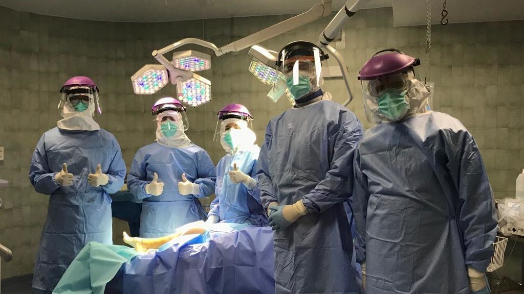Hasta 13 elementos de protección para operar la tibia a una paciente con Covid-19 Hasta 13 elementos de protección para operar la tibia a una paciente con Covid-19